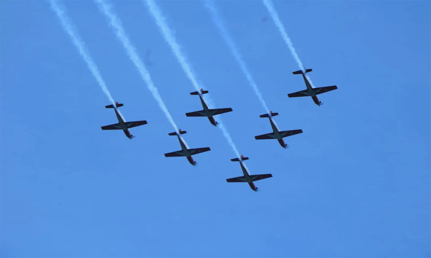 Pesawat Amfibi Cessna 172 Menari di Langit Danau Toba