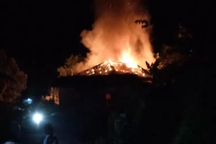 tangis pilu,ciamis Tangis Pilu Kakek Suharman Sepulang dari Masjid, Lihat Rumahnya 'Digerogoti' Api. (Foto Istimewa)