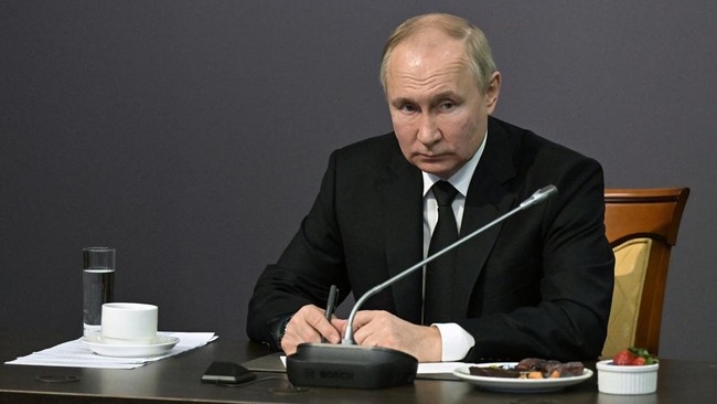 Olok-olok Putin Saat Pidato, Seorang Anggota Dewan Rusia 'Dihantam'