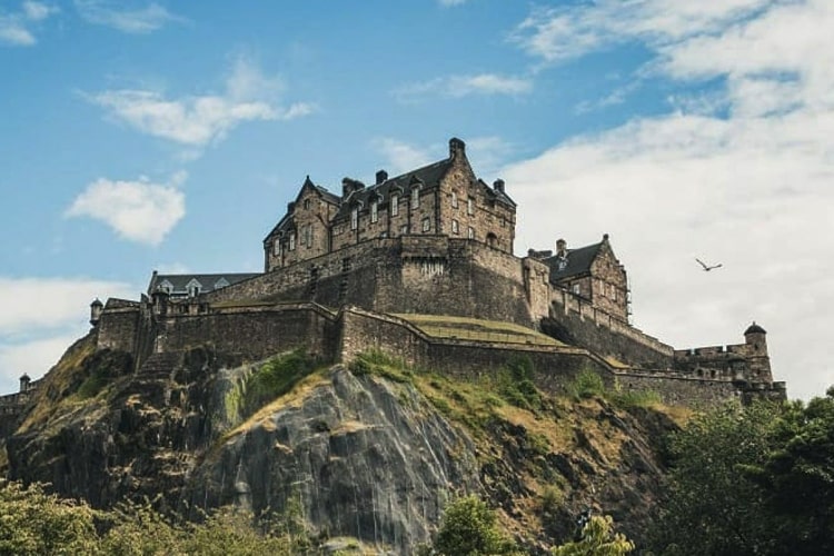 Tempat Wisata Berhantu,Tempat-tempat wisata,berhantu,misterius,kastil Bran,Pulau Poveglia,Puri Balerang,Hutan Aokigahara,Puri Winchester,Puri Tower London,Pulau Alcatraz,Hutan Hoia Baciu,Kepulauan Andaman,Puri Edinburgh Puri Edinburgh, Skotlandia