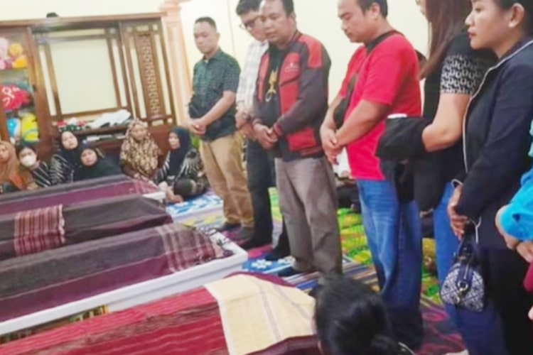 Tindaon,Rosmalina Pasaribu,Bidan,Henri Adi Tindaon,Elfano Frans Tindaon,Homri Tindaon,Desa Pasar Melintang,Kecamatan Lubuk Pakam,Kabupaten Deli Serdang,Tol Lubuk Pakam,Tebing Tinggi,Tanah Jawa,Kabupaten Simalungun,Simalungun Satu keluarga Hendri Adi Tindaon-Rosmalina Pasaribu, dimakamkan dalam satu liang lahat bersama anaknya, dan Homri Tindaon di lahan keluarga.