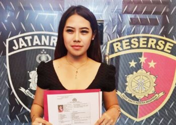 Setubuhi Adik Ipar,Persetubuhan,Pencabulan,Adik Ipar,Staf,Bawaslu,Pekerjaan Kantor,Jombang Cantik-Cantik Penipu, Carolin Cahya Ningsih menipu dengan arisan fiktif Rp 28 juta, kabur ke Bali, ditangkap polisi pada Desember 2023.