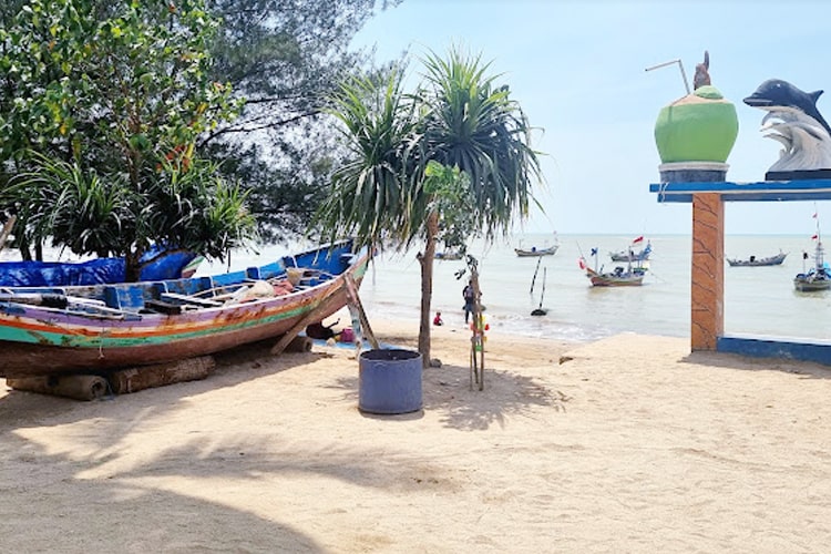 Pantai Kelapa Tuban, Surga tersembunyi dengan pasir putih, kekayaan budaya, fasilitas lengkap, akses mudah, dan ideal untuk eksplorasi.