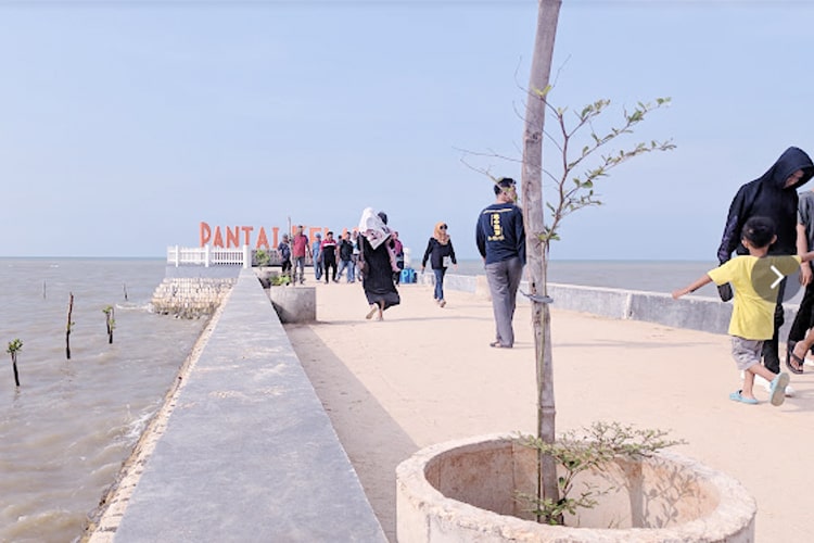 Pantai Kelapa Tuban, surga tersembunyi di Jawa Timur dengan keindahan alami, kekayaan budaya, dan komitmen terhadap pelestarian lingkungan.