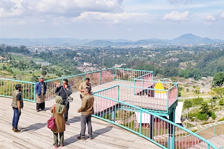 Taman Wisata Alam Sevillage di Puncak, sarana edukasi dan petualangan dengan keindahan alam, wahana seru, dan fasilitas lengkap.