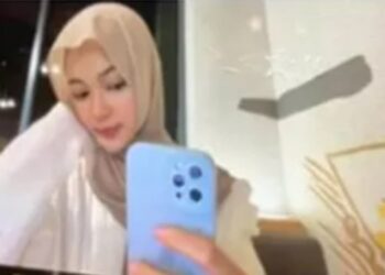 Hedon,Hedonisme,Kesenangan Instan,Dampak Negatif,Kesehatan Mental,Kesehatan Fisik,Masalah Finansial,Konsumsi Berlebih,Pengelolaan Keuangan,Hubungan Interpersonal,Isolasi Sosial,Tujuan Sehat,Pengembangan Pribadi,Kesadaran Diri,Kebahagiaan Jangka Panjang,Gaya Hidup Seimbang,Kecenderungan Hedonistik,Konflik Relasional,Terapi Profesional,Kebugaran,Kestabilan Ekonomi Kasus dugaan penyalahgunaan dana KIP Kuliah memantik perdebatan, mahasiswa Undip penerima KIP Kuliah terlihat memiliki barang mewah.