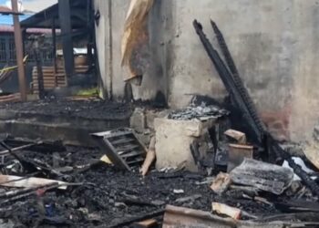 Kebakaran melanda rumah seorang wartawan tribrata tv, sempurna pasaribu, di jalan nabung surbakti, kabanjahe, kabupaten karo.