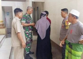 Pria Tampar Wanita,Pria,Penamparan,Wanita,Penganiayaan,Alien,Mantan Pacar,Kendari,Sulawesi Tenggara Viral pasangan mahasiswi bercadar dan seorang pria pengangguran diduga mesum di toilet masjid, mengundang reaksi keras masyarakat.
