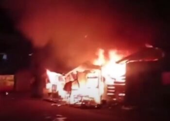 Kebakaran melanda rumah wartawan tribrata tv, rico sempurna pasaribu, di kabanjahe, kabupaten karo, pada kamis (27/6/2024) dini hari.