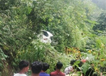 Toyota agya terjungkal di tikungan maut simalungun, empat penumpang luka-luka dan langsung dilarikan ke rumah sakit, kerugian rp30 juta.