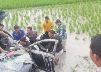 Mobil nahas terseret sejauh 30 meter sebelum akhirnya terjungkal ke area persawahan usai ditabrak di perlintasan kereta api tak berpalang.