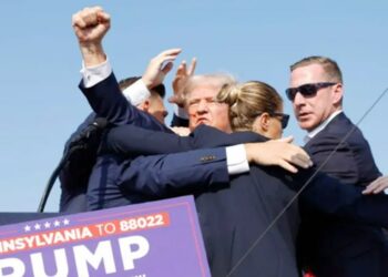 Donald trump mengepalkan tinjunya usai ditembak saat kampanye pemilihan presiden as yang diadakan di butler, pennsylvania.
