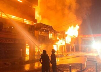 Rumah dibakar anak di tanjungpandan hingga ludes, diduga pelaku nekat melakukan pembakaran rumah bok lan karena diperngaruhi alkohol.