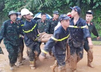Tragedi longsor di vietnam utara menewaskan 11 orang penumpang mobil van dan dua lainnya masih hilang, di tengah musim hujan.