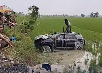 Sebuah tragedi memilukan terjadi di rel deli serdang, kereta api penumpang sri bilah ka u51a menghantam mobil satu keluarga manullang.