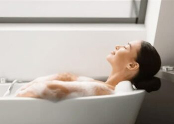 Hedon,Hedonisme,Kesenangan Instan,Dampak Negatif,Kesehatan Mental,Kesehatan Fisik,Masalah Finansial,Konsumsi Berlebih,Pengelolaan Keuangan,Hubungan Interpersonal,Isolasi Sosial,Tujuan Sehat,Pengembangan Pribadi,Kesadaran Diri,Kebahagiaan Jangka Panjang,Gaya Hidup Seimbang,Kecenderungan Hedonistik,Konflik Relasional,Terapi Profesional,Kebugaran,Kestabilan Ekonomi Me Time adalah aspek penting dari kesejahteraan yang sering diabaikan dalam kehidupan yang sibuk dan penuh tekanan.