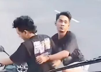 Baku hantam antara dua pemuda mabuk dan sopir bus di jombang viral di media sosial, dugaan keterlibatan anak oknum tni memicu kehebohan.
